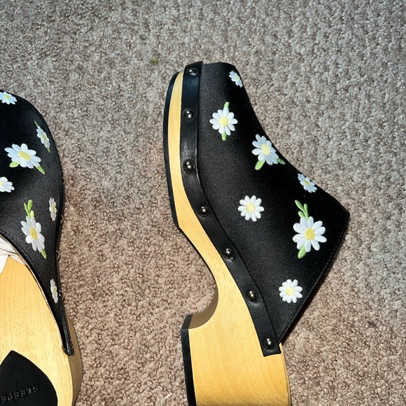 Sleeper Matilda Daisies Embroidered Clogs in Black Size 7 - Picture 7 of 12